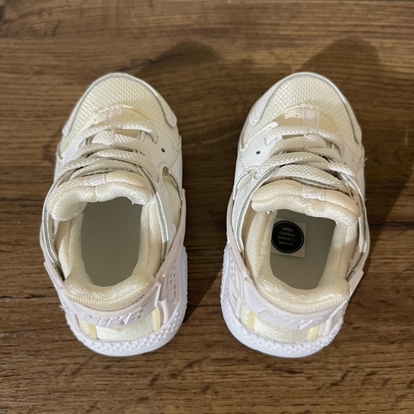 Nike Kids White Sneakers - Picture 7 of 9